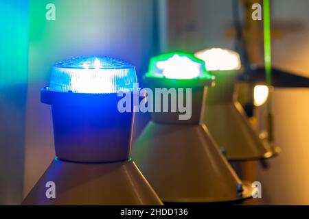 Primo piano delle spie di allarme lampeggianti per macchine industriali Foto Stock