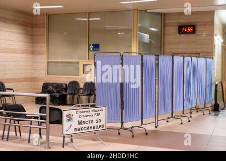 Chiuso il punto di vaccinazione temporanea in una stazione della metropolitana di Sofia, Bulgaria Foto Stock
