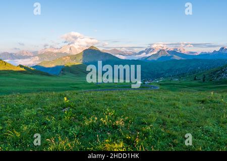 Immagine panoramica delle montagne durante il tramonto. Paesaggio naturale mozzafiato delle Alpi dolomitiche. Passo Giau popolare meta turistica nelle Dolomiti. Viaggi, avventura Foto Stock