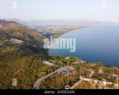 Vista aerea su Terracina, montagne e baia del Mar Tirreno, antica città italiana in provincia di Latina al tramonto Foto Stock