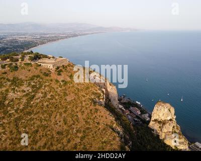 Vista aerea su Terracina, montagne e baia del Mar Tirreno, antica città italiana in provincia di Latina al tramonto Foto Stock