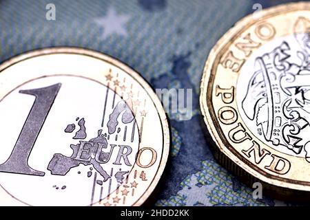 Monete da un euro e una sterlina su una banconota da un euro Foto Stock