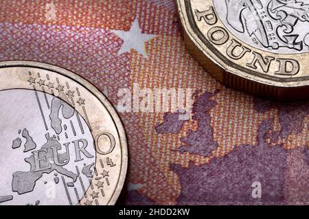 Monete da un euro e una sterlina su una banconota da un euro Foto Stock