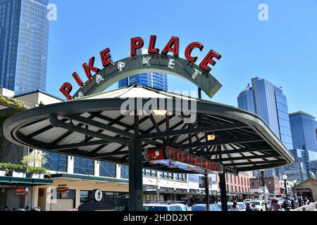 L'iconico Pike Place Public Market di Seattle sopra Alaskan Way, Seattle, Washington, USA Foto Stock