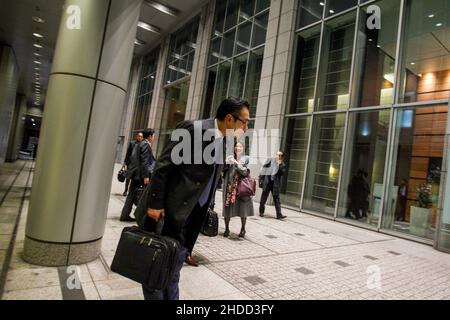 03-22-2015 Tokyo, Giappone. Prua giapponese su Chuo-dori Ave, quartiere Ginza dopo una cena di lavoro Foto Stock