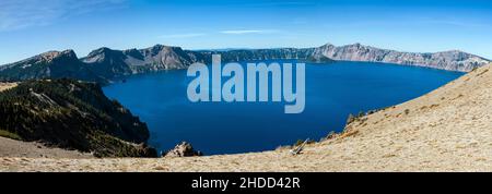 Vista panoramica al Crater Lake National Park; Cascade Mountains; Oregon orientale; USA Foto Stock