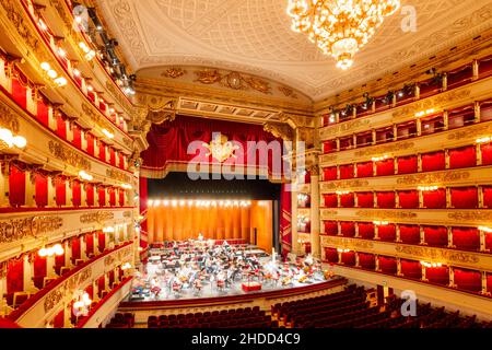 La Scala, o Teatro alla Scala, è un teatro lirico di Milano. È considerato uno dei teatri lirici e balletti più importanti del mondo. Foto Stock