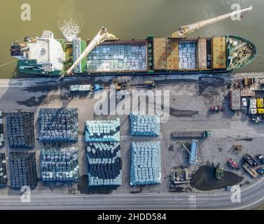 Vista dall'alto delle navi caricate in Albert Dock, Hull Foto Stock