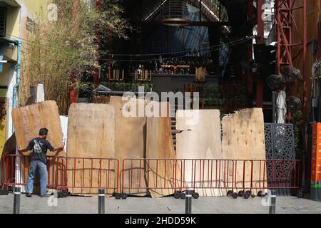 Bangkok, Tailandia. 05th Jan 2022. Un lavoratore chiude il suo pub dopo aver trovato qualcuno infettato con COVID-19 a Khaosan Rd. A Bangkok.Thailand fa passi in su gli sforzi per prevenire la diffusione della malattia di coronavirus (COVID-19), poiché molte nuove infezioni sono riferite per essere correlate alla variante di Omicron. Credit: SOPA Images Limited/Alamy Live News Foto Stock