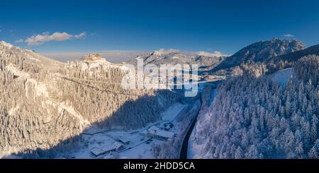 ponte sospeso highline b179n e rovina ehrenberg in inverno nella regione di vacanze coperta di neve reutte Foto Stock