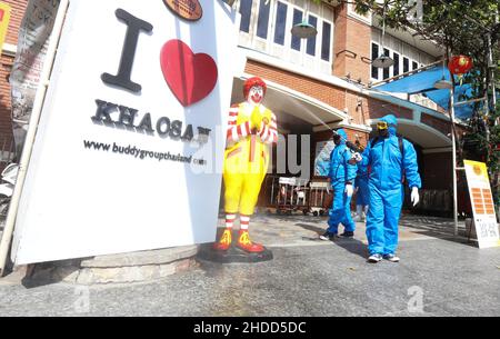 Bangkok, Tailandia. 05th Jan 2022. Gli operatori sanitari che indossano tute di protezione individuale (PPE) sono visti come disinfettanti a spruzzo su un cartello a Khaosan Rd. Thailandia intensifica gli sforzi per prevenire la diffusione della malattia di coronavirus (COVID-19), poiché molte nuove infezioni sono riferite alla variante di Omicron. Credit: SOPA Images Limited/Alamy Live News Foto Stock