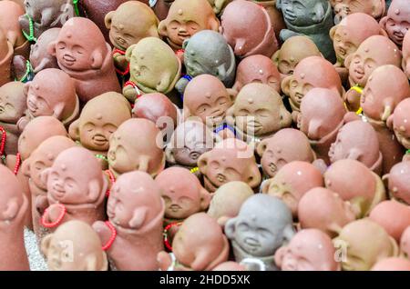 Statuette multiple che onorano una certa divinità nel piccolo tempio situato sul Monte Misen a Miyajima, Giappone Foto Stock