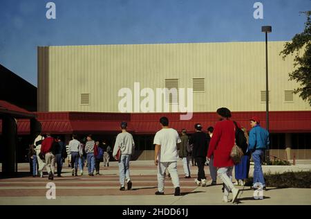 Austin Texas USA, 1994: Gli studenti delle scuole superiori camminano attraverso un cortile del campus in una giornata di sole alla Bowie High School. ©Bob Daemmrich Foto Stock