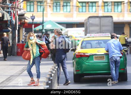 Bangkok, Tailandia. 05th Jan 2022. I turisti hanno visto indossare maschere facciali e tenere i loro bagagli su Khao San Road a Bangkok.Thailand intensifica gli sforzi per prevenire la diffusione della malattia del coronavirus (COVID-19), poiché molte nuove infezioni sono riferite alla variante Omicron. (Foto di Adisorn Chabsungnoen/SOPA Images/Sipa USA) Credit: Sipa USA/Alamy Live News Foto Stock