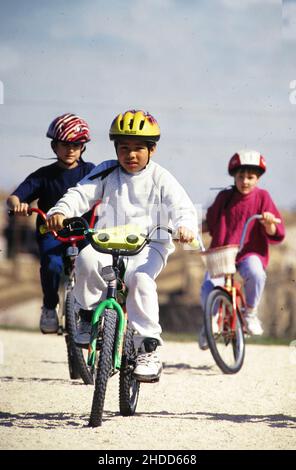 Austin Texas USA, 1994: Studenti di seconda e terza classe che cavalcano correttamente le loro moto con caschi e dispositivi di sicurezza. SIG. Ei-017-023 ©Bob Daemmrich Foto Stock