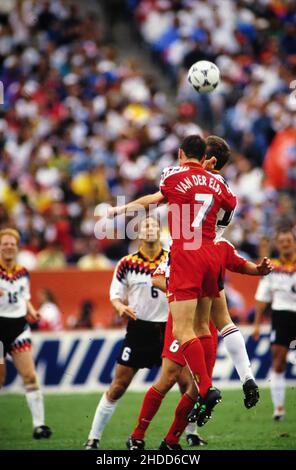 Chicago Illinois USA, 1994: Germania (bianco) vs Belgio (rosso) gioca nel round del 16 durante la partita di calcio della Coppa del mondo al Soldier Field. ©Bob Daemmrich Foto Stock