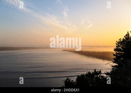 Tramonto sull'Oceano Pacifico e Yaquina Bay; a sud di Newport; Oregon; USA Foto Stock