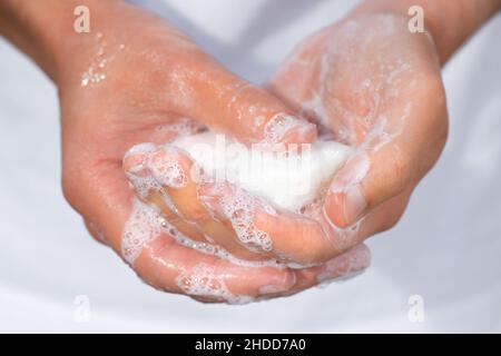 Primo piano dell'uomo lavando le mani con sapone Foto Stock
