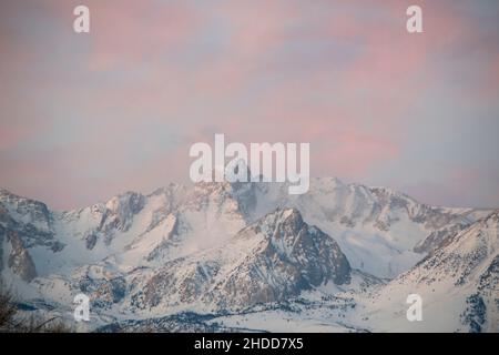 Le cime orientali della Sierra sopra Bishop, Inyo County, CA, USA si illuminano durante l'alba e il tramonto, creando un bellissimo paesaggio. Foto Stock