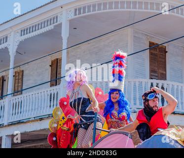 NEW ORLEANS, LA, USA - 13 FEBBRAIO 2018: Uomo e due donne che cavalcano un galleggiante nella St. Anne Parade il giorno del Mardi Gras Foto Stock