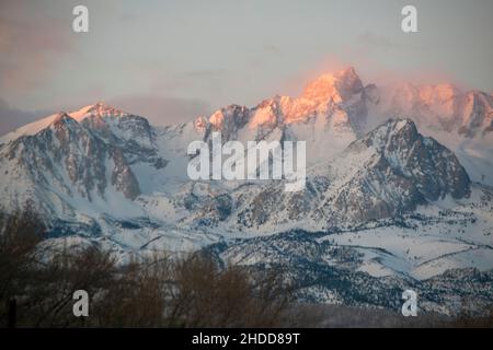 Le cime orientali della Sierra sopra Bishop, Inyo County, CA, USA si illuminano durante l'alba e il tramonto, creando un bellissimo paesaggio. Foto Stock