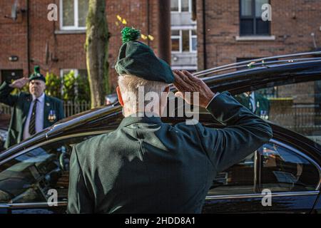 Funurale del veterano dell'esercito britannico Roy Mealy il funerale si svolge nei pressi di Newtownards Road a Loyalist distretti a East Belfast, nell'Irland settentrionale Foto Stock