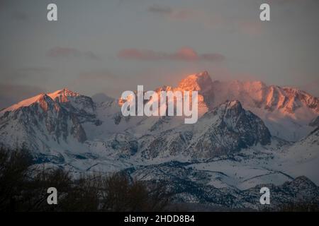 Le cime orientali della Sierra sopra Bishop, Inyo County, CA, USA si illuminano durante l'alba e il tramonto, creando un bellissimo paesaggio. Foto Stock