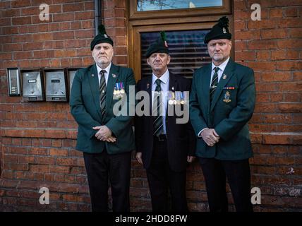 Compagni durante il funurale del veterano dell'esercito britannico vicino a Newtownards Road a Loyalist District in East Belfast , Northern Irland . Foto Stock