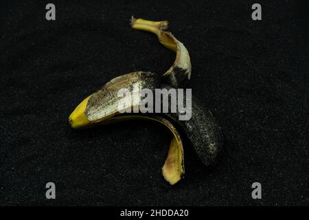 Banano aperto coperto di cenere vulcanica sull'isola di la Palma Foto Stock