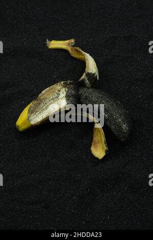 Banano aperto coperto di cenere vulcanica sull'isola di la Palma Foto Stock