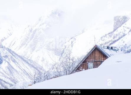 Cabina in legno solitario nascosta in montagna. Destinazione delle vacanze invernali in Georgia.2020 Foto Stock