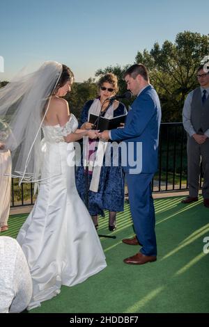 Minnesota, Stati Uniti. Giovane coppia che si scambiano voti il giorno del matrimonio davanti al giudice. Foto Stock