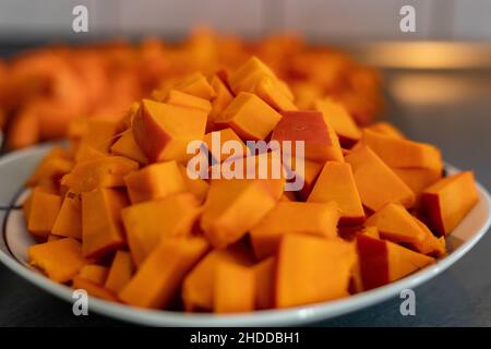 Zucca Hokkaido a dadini. Vegetali contenenti carotene. Foto Stock