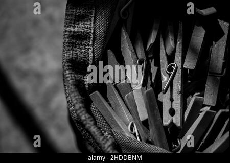 pile assortite di vecchi spilli di panni in un sacchetto utilizzato per appendere il bucato bagnato Foto Stock