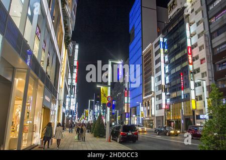 03-22-2015 Tokyo, Giappone. Auto e persone di notte su Chuo-dori Ave, quartiere Ginza . strada illuminata! I negozi più ricchi Foto Stock