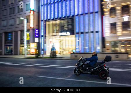 03-22-2015 Tokyo, Giappone. Triciclo e autista di notte sulla nave Chuo-dori, quartiere Ginza. Strada illuminata! I negozi più ricchi Foto Stock