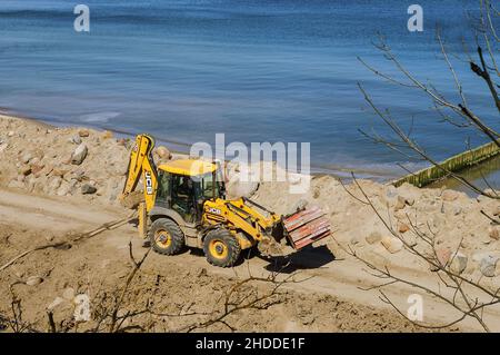 Zelenogradsk, regione di Kaliningrad, Russia, 10 maggio 2021. Macchinari per la costruzione sulla riva del mare. Rafforzamento della linea costiera. Foto Stock