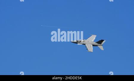 Thiene Italia 16 OTTOBRE 2021 aereo da attacco di terra in volo armato nel cielo blu. Spazio copia. AMX Ghibli dell'Aeronautica militare subsonica dell'Aeronautica militare Foto Stock