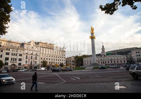 Tbilisi, Georgia - 11-01-2016:Piazza della libertà nella capitale georgiana con la Statua di San Giorgio Foto Stock