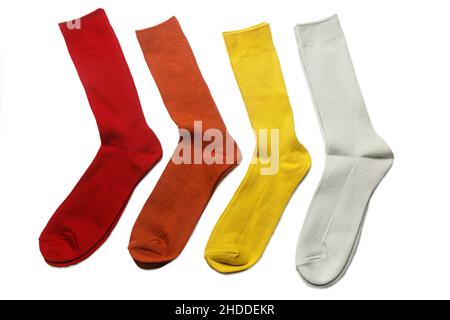 Quattro paia di calze multicolore: Giallo, arancione, grigio, rosso su sfondo bianco Foto Stock
