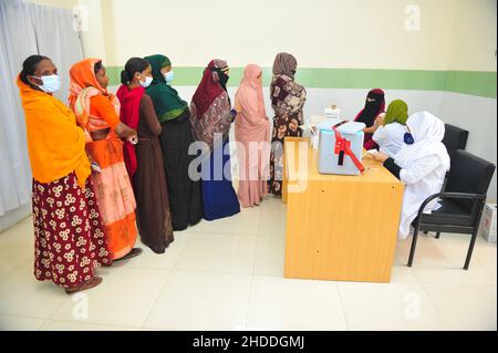 Sylhet, Bangladesh. 05th Jan 2022. Le donne sono in fila per ricevere la dose di richiamo durante una campagna nazionale per ridurre il rischio di contagio contro la malattia di Covid-19 all'interno del M A G Osmani Medical College & Hospital Vaccination Center. Il 5 gennaio 2021 a Sylhet, Bangladesh. (Foto di MD Rafayat Haque Khan/ Eyepix Group) Credit: Eyepix Group/Alamy Live News Foto Stock