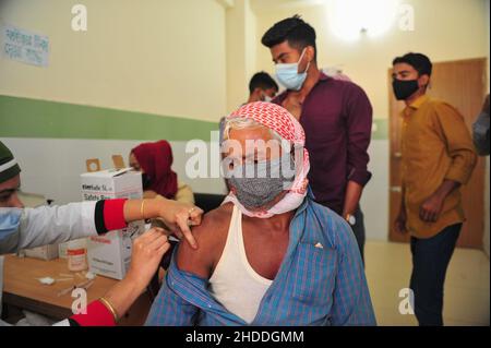 Sylhet, Bangladesh. 05th Jan 2022. Un anziano riceve una dose di richiamo per ridurre il rischio di contagio contro la malattia di Covid-19 all'interno del M A G Osmani Medical College & Hospital Vaccination Center. Il 5 gennaio 2021 a Sylhet, Bangladesh. (Foto di MD Rafayat Haque Khan/ Eyepix Group) Credit: Eyepix Group/Alamy Live News Foto Stock