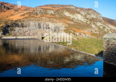 Caban Coch (cabina Rossa) diga e serbatoio, altezza 37m lunghezza 186m. E 'stato progettato per assomigliare a una cascata, traboccante dopo la pioggia pesante.Elan Valley, Elan Valley Estate, di proprietà,da,Dwr Cymru,Welsh Water,West, of,Rhayader, Powys,Mid,West Wales,Welsh,Elan Valley,is,1% of Wales,Covers,an,area,of,72,Square,Miles,and,is,is,known,as,District,Lake,Wales,District of,Lake,Wales,Lake,District,Wales,Lake,Lake,District Ci sono 6 dighe nella zona che creano i serbatoi che sono stati costruiti cento anni fa e, sono, un,epico,impresa,di,ingegneria,civile,che alimentano in un acquedotto a gravità 73 miglia per fornire acqua pulita alla città di Birmingham,Inghilterra. Foto Stock