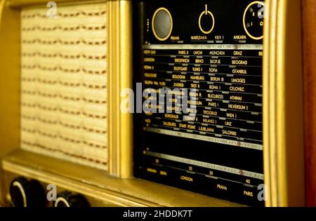 Bilancia a quadrante del ricevitore radio Vintage con tubo del vuoto (valvola) Foto Stock