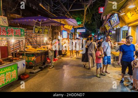 XI'AN, CINA - 2 AGOSTO 2018: Vista serale di uno stretto vicolo nel quartiere musulmano di Xi'an, Cina Foto Stock