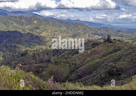 Papua Nuova Guinea; Highlands orientali; Goroka; Namta (Mefenga); paesaggio montano tipico nel Papua centrale; Typische Berglandschaft in Zentral-Papua Foto Stock