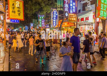 XI'AN, CINA - 2 AGOSTO 2018: Strada pedonale affollata nel quartiere musulmano di Xi'an, Cina Foto Stock