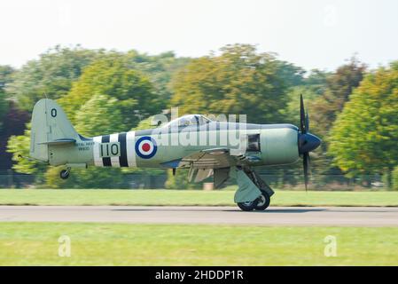 Hawker Sea Fury FB11 secondo aereo da caccia della Guerra Mondiale VR930 registrato G-CLNJ, rotolando per il decollo al Biggin Hill Air Fair, Kent, UK, 2005 Foto Stock