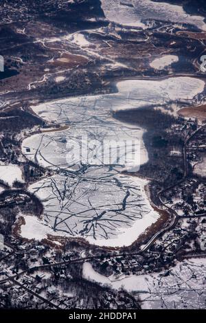 Bloomington, Minnesota. Vista aerea di formazioni di ghiaccio fessurate sullo stagno in inverno Foto Stock