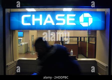 New York, New York, Stati Uniti. 5th Jan 2022. La gente cammina davanti a una filiale della banca di Chase che è temporaneamente chiusa a causa dell'ordine di vaccinazione sul posto di lavoro COVID-19 di New York City il 5 gennaio 2022 a New York. (Credit Image: © Bryan Smith/ZUMA Press Wire) Credit: ZUMA Press, Inc./Alamy Live News Foto Stock